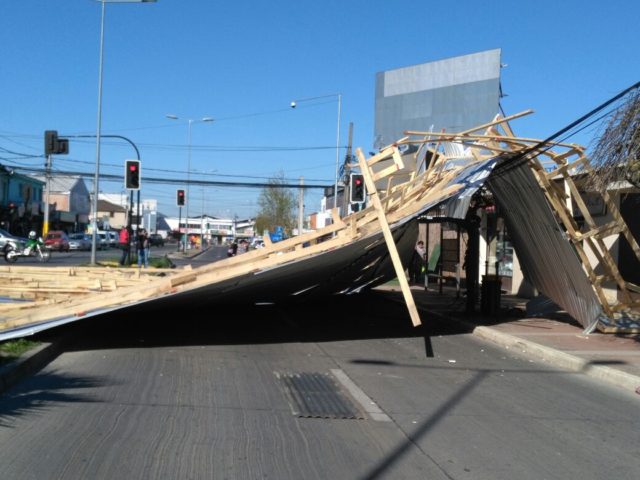 Estructura se desmorona en Los Ángeles generando corte de tránsito en avenida Tucapel