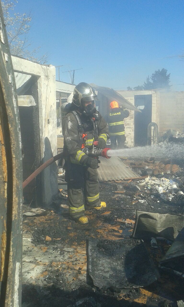 Incendio en localidad de Los Ángeles deja una vivienda y un auto ...