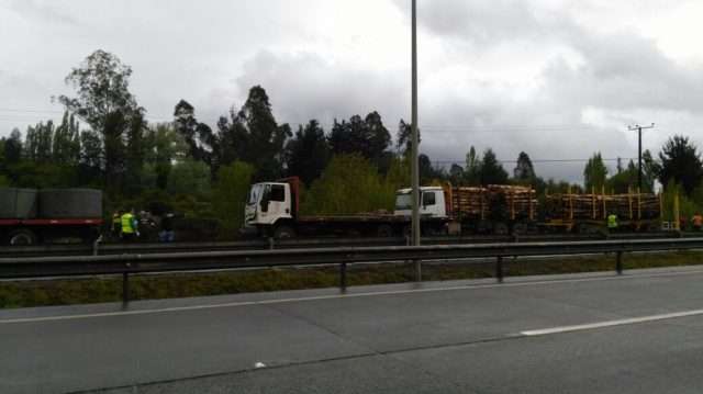 Triple colisión por alcance entre camiones en ruta 5 sur a la altura de Temuco