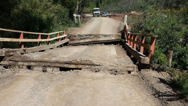 Camión con sobrepeso destruye puente en Malleco: tardarán 3 días en repararlo