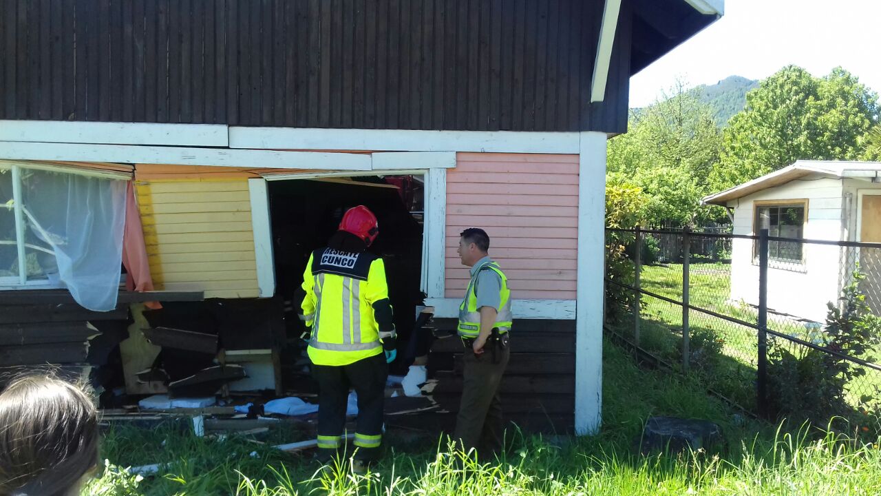 La Araucanía: conductora impactó una sede social en Villa García dejando daños de consideración