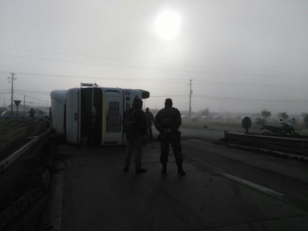 Camión volcado en Rotonda Peñuelas