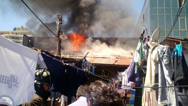 Incendio afectó a bodega de supermercado en la ciudad de Viña del Mar y llegó a las viviendas aledañas