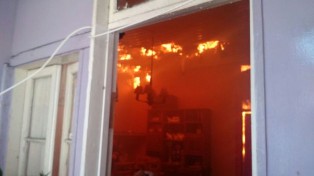 Incendio afectó a bodega de supermercado en la ciudad de Viña del Mar y llegó a las viviendas aledañas