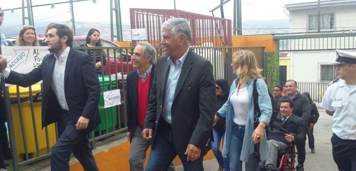 Jorge Castro llegó a votar en el Cerro Larraín de Valparaíso - BioBioChile