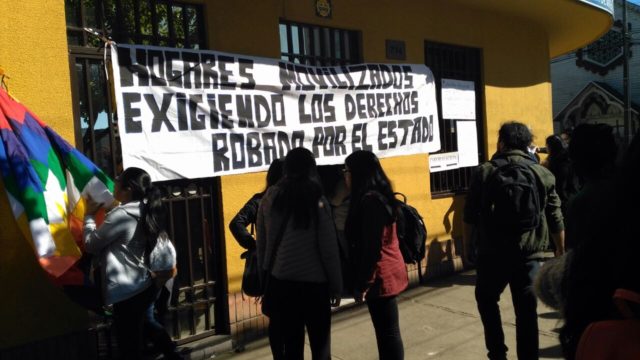 Estudiantes indígenas se toman dirección regional de la Junaeb en La Araucanía