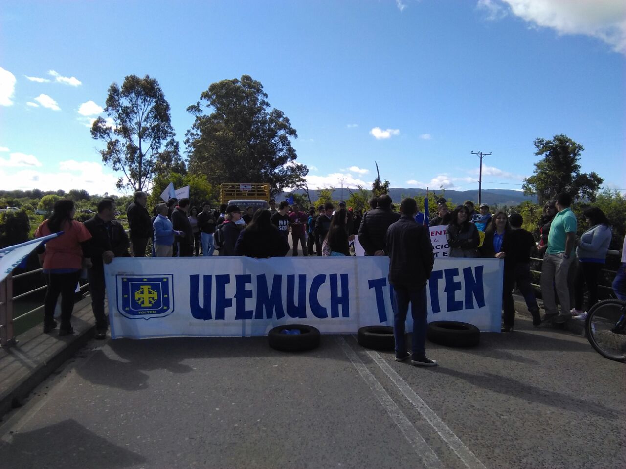Manifestantes realizan barricadas en puente de acceso a Toltén 