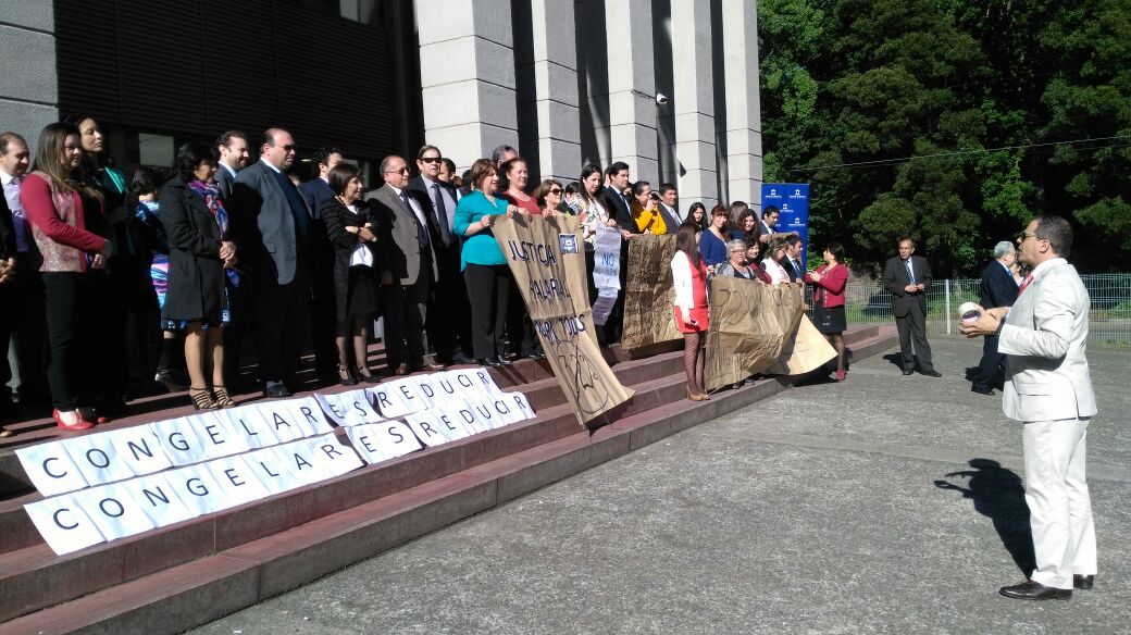Funcionarios del Poder Judicial de Temuco realizan manifestación en apoyo al sector público