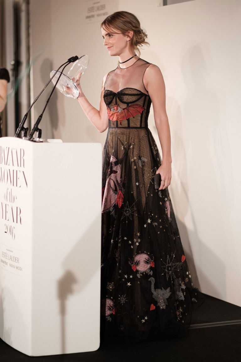 Emma Watson ganó Halloween luciendo hermoso y "terrorífico" vestido de alta costura