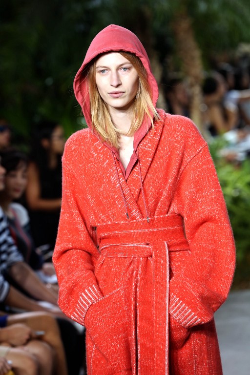 Gigi Hadid usa abrigos estilo "batas de dormir" y logra lucir elegante
