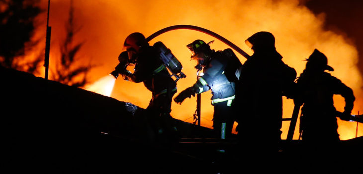 Violento incendio destruye panadería en Vilcún y deja a un bombero lesionado - BioBioChile