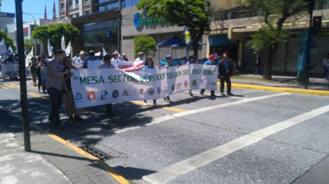 Empleados fiscales se manifiestan en el centro de la ciudad de Concepción en rechazo al reajuste fiscal propuesto por el Gobierno