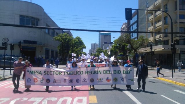 Empleados fiscales se manifiestan en el centro de la ciudad de Concepción en rechazo al reajuste fiscal propuesto por el Gobierno