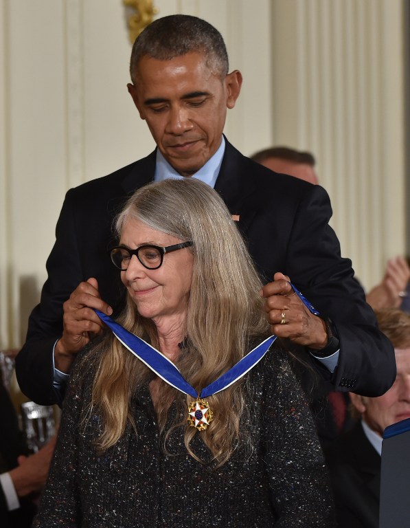 Obama entrega medalla a científica que hizo posible que el Apolo 11 llegara a la Luna