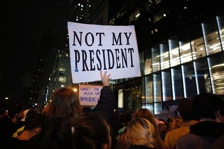 "No es mi presidente", consigna un manifestantee en Nueva York | AFP