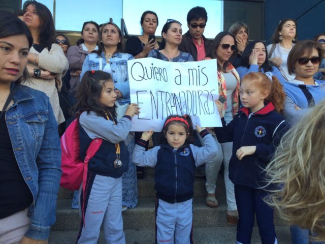 Archivo. Apoderados y alumnos del Colegio Saint Dominic de Viña del Mar protestan por despido de docentes.