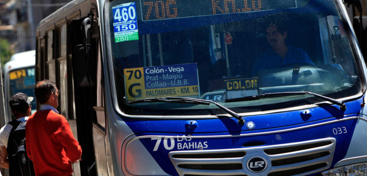 Incendio afectó a taxibús de la línea Las Bahías en Concepción - BioBioChile