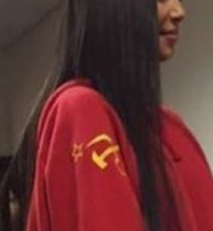 Kim Kardashian causa polémica por usar polerón con símbolo comunista