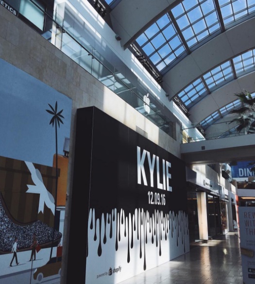 Kylie Jenner aparece irreconocible sin maquillaje en apertura de su nueva tienda