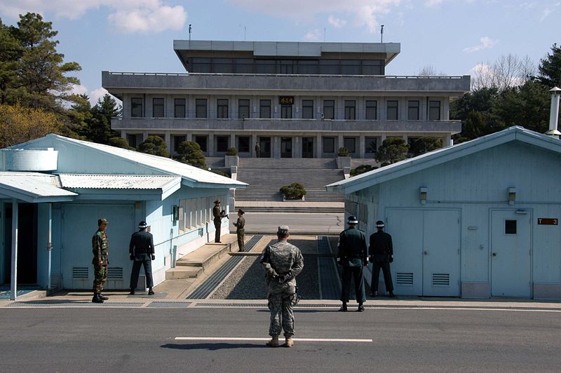 Soldados surcoreanos vigilan la frontera mientras en la zona superior se ve a dos norcoreanos | fronterasblog.com