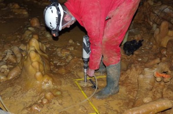 Toma de muestras del piso de la cueva de Bruniquel para realizar dataciones. Fotografía de Michel SOULIER / SNCC