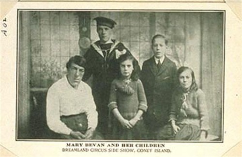 Mary Ann Bevan y sus 4 hijos