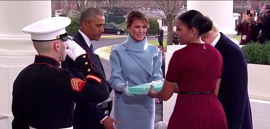 Notable reacción de Michelle Obama al recibir regalo de Melania Trump se viraliza