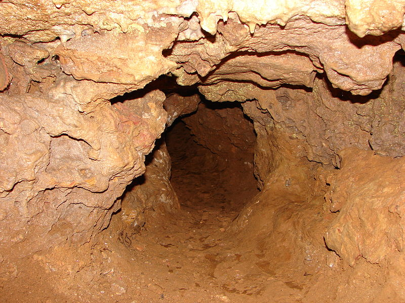 Pasillo despejado hacia el interior de la Cueva de Bruniquel. Fotografía de Yannvdb.