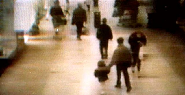 Imagen de una cámara de seguridad, en donde se ve a los dos niños junto a James Bulgar