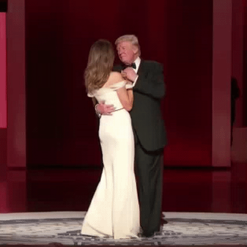 Experto en lenguaje corporal: Donald Trump trata a su esposa Melania como "un objeto"