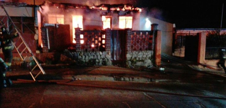 Incendio consume vivienda en Cerro Esperanza en Valparaíso - BioBioChile