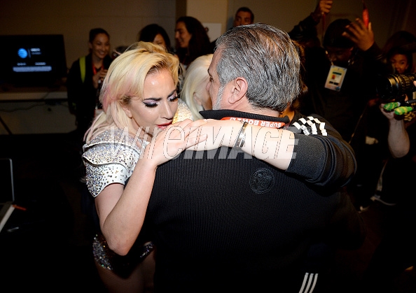 Imágenes muestran emoción de Lady Gaga tras terminar su show del Super Bowl