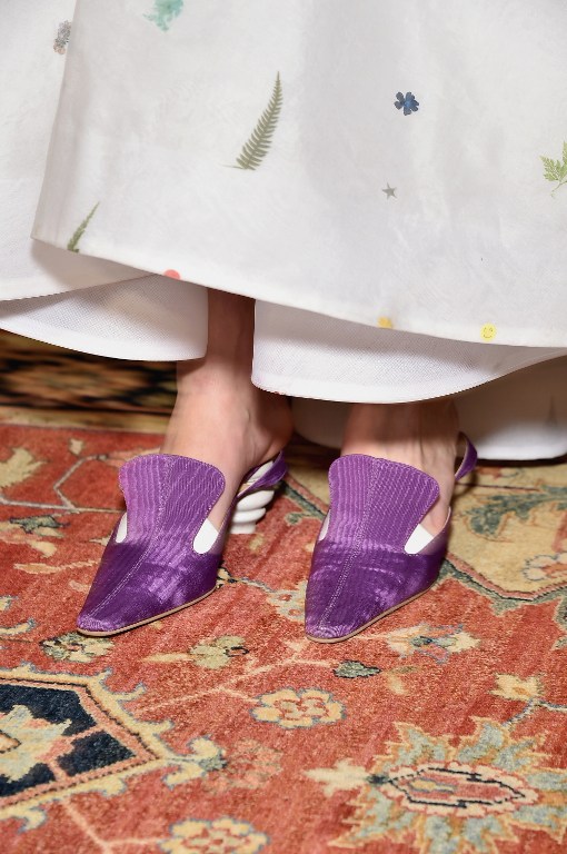 Zapatos con raros tacones de madera captan la atención en Semana de la Moda de Nueva York