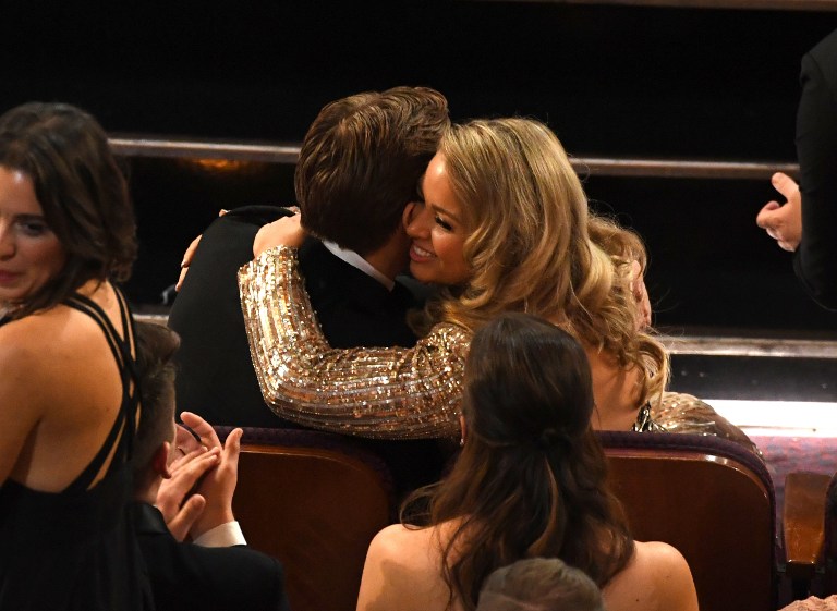 Guapa hermana de Ryan Gosling se roba las miradas en los Óscar