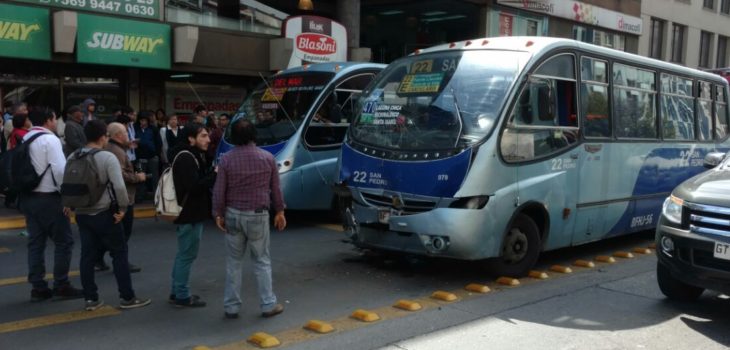 Tres lesionados deja colisión entre microbuses en el centro de ... - BioBioChile