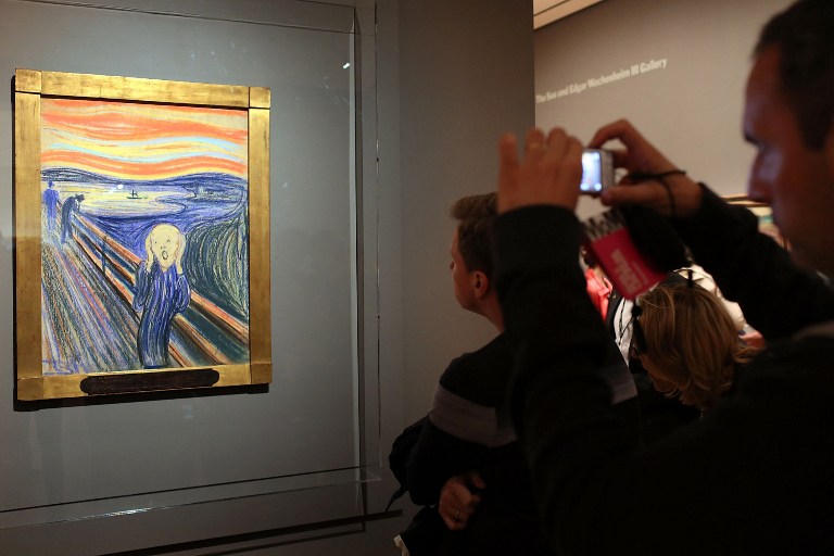 Gente mirando "El grito" en el Museo de Arte Contemporáneo en Nueva York | Agencia AFP | Spencer Platt 
