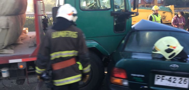 Mujer resulta lesionada tras colisionar vehículo con camión en ... - BioBioChile