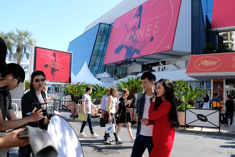 Turistas llegan al palacio donde se desarrollará Cannes | AFP | Alberto Pizzoli 