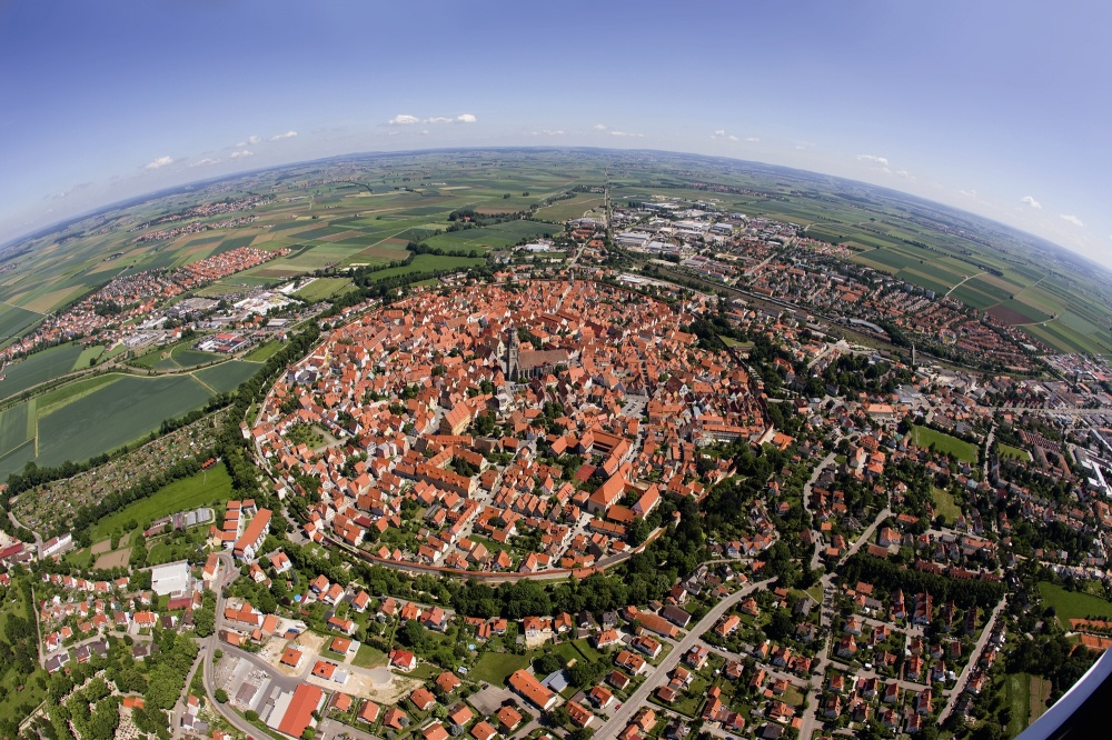 La ciudad alemana Nördlingen, construida dentro del cráter que causó el impacto de un meteorito | brightside.me