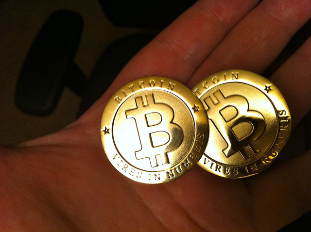 Dos monedas físicas de Boitcoin que no tienen ningún valor -  Zach Copley | Flickr (CC)