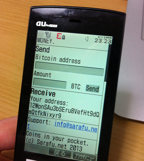 Un usuario realiza una transacción de Bitcoin en África - Jonathan Waller