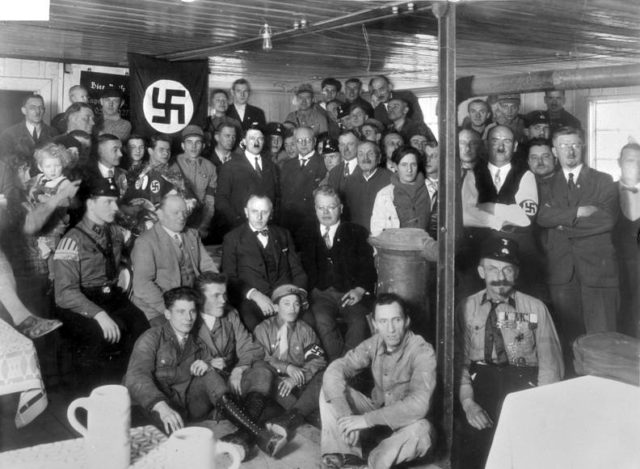Hitler junto a partidiarios del nazismo en 1930 - Bundesarchiv | Wikimedia