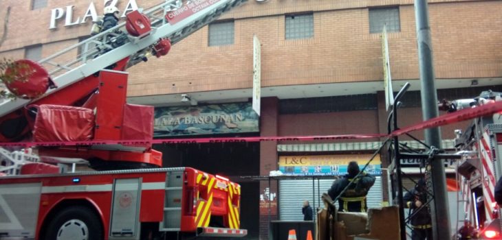 Incendio destruyó local comercial de mall Plaza Bascuñán en ... - BioBioChile
