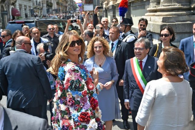 melania-trump-g7-chaqueta-de-flores-1-64