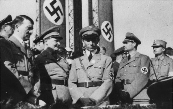 Adolf Hitler (izquierda) junto a Goering, Goebbels y Hess | Wikimedia