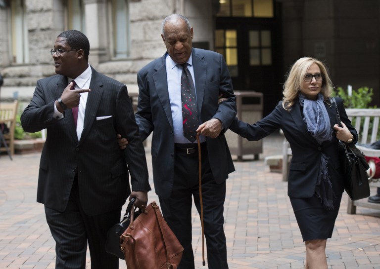Bill Cosby (al medio) en una de sus visitas al juzgado en Pittsburgh, Pennsylvania. | AFP