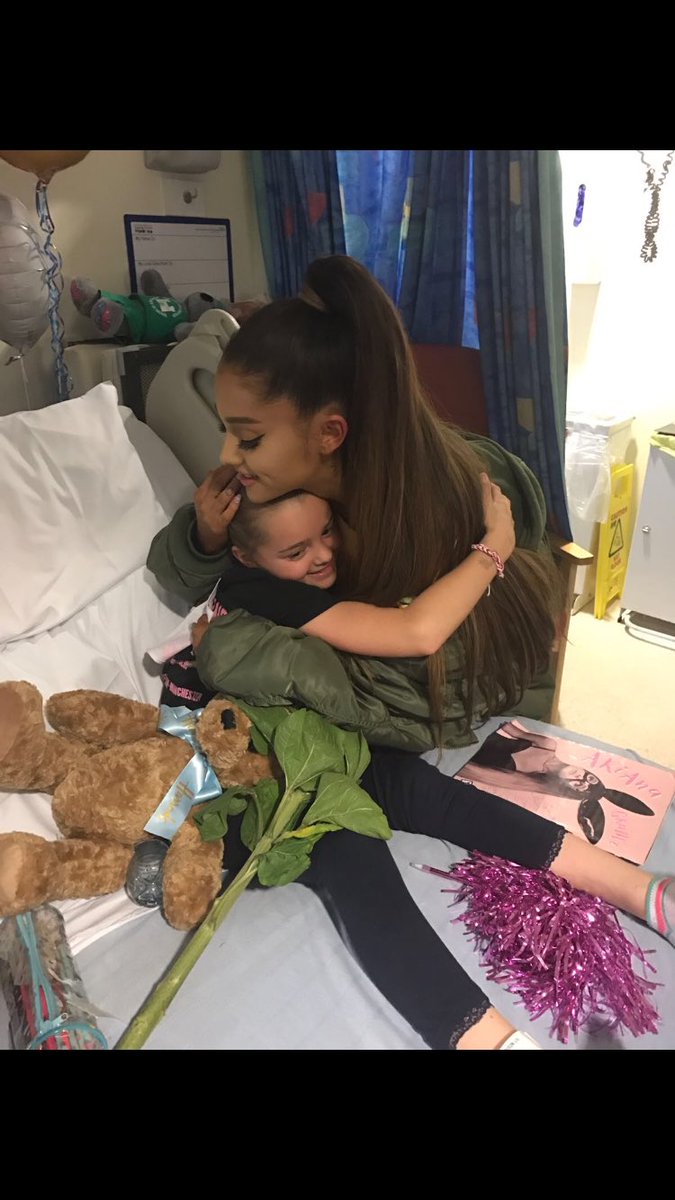 Ariana Grande visita a niñas heridas | @adam_harrison13 en Twitter