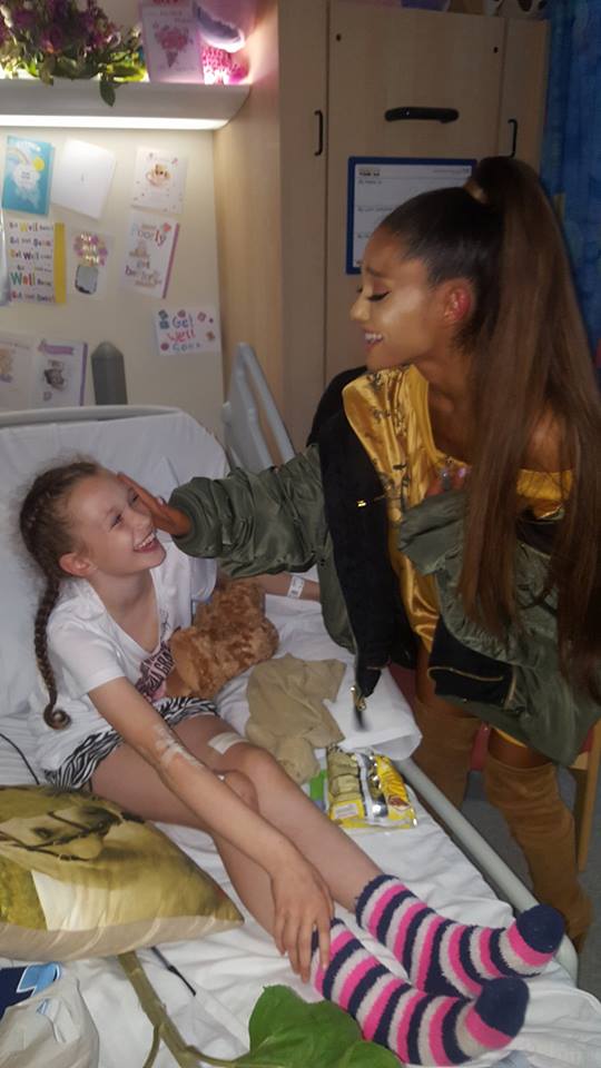 Ariana Grande visita a niñas heridas | Peter Mann en Facebook