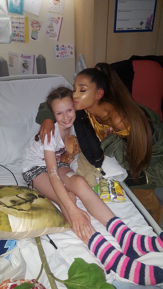 Ariana Grande visita a niñas heridas | Peter Mann en Facebook