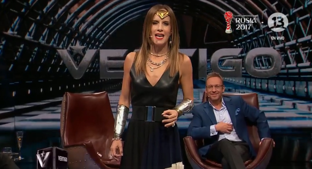 Diana Bolocco como la "Mujer Maravilla" en Vértigo | Canal 13